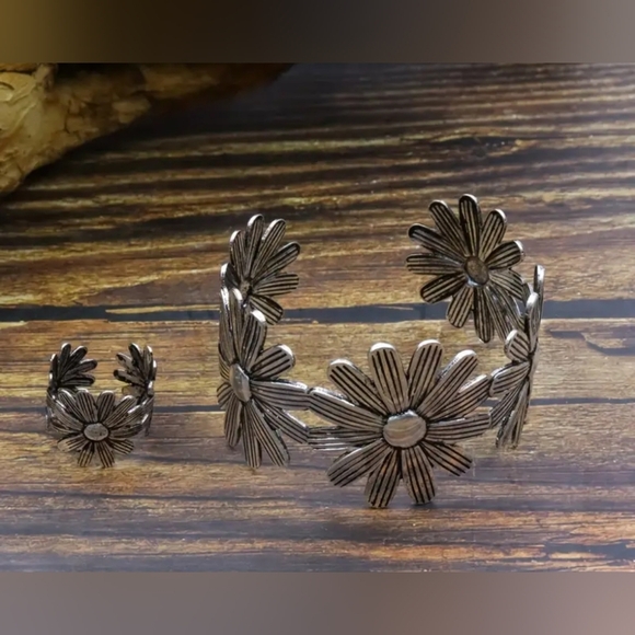 NEW! Silver Floral Cuff Bracelet And Matching Ring! NIP! - Picture 3 of 3